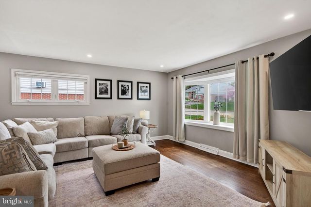 21 RED OAK RD, Oreland, PA 19075