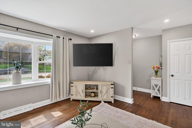 21 RED OAK RD, Oreland, PA 19075