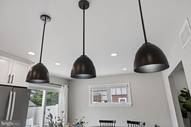 21 RED OAK RD, Oreland, PA 19075