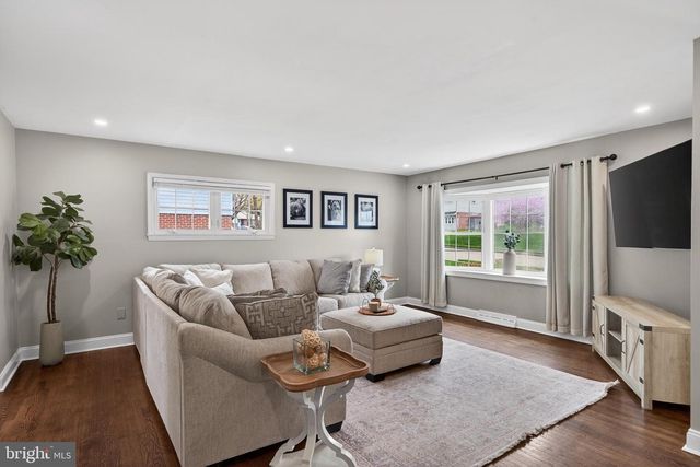 21 RED OAK RD, Oreland, PA 19075