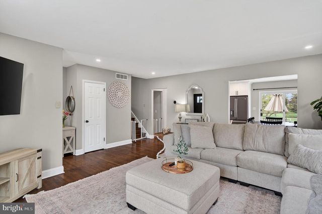 21 RED OAK RD, Oreland, PA 19075