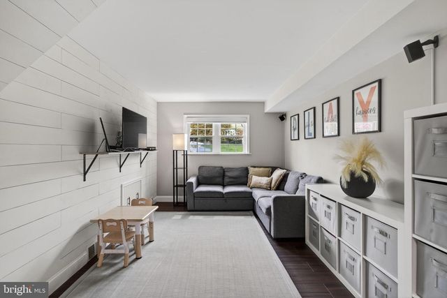 21 RED OAK RD, Oreland, PA 19075