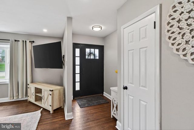 21 RED OAK RD, Oreland, PA 19075