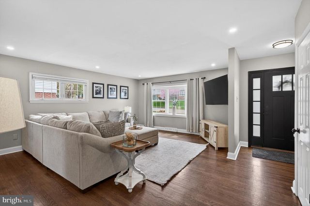 21 RED OAK RD, Oreland, PA 19075