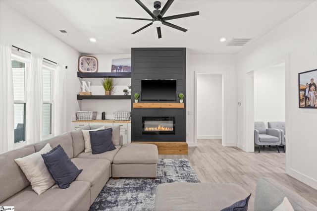 433 Lynn Road, Taylors, SC 29687