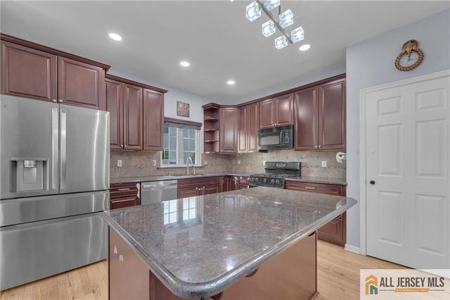 37 E Burgess Drive 37, Piscataway, NJ 08854