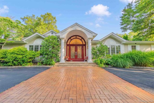 20 Astro Place, Dix Hills, NY 11746