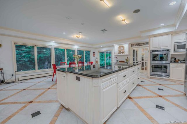 20 Astro Place, Dix Hills, NY 11746