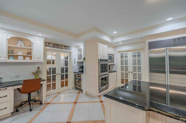 20 Astro Place, Dix Hills, NY 11746