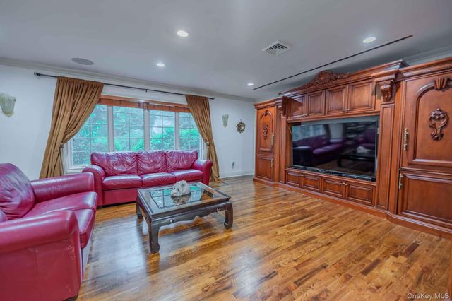20 Astro Place, Dix Hills, NY 11746