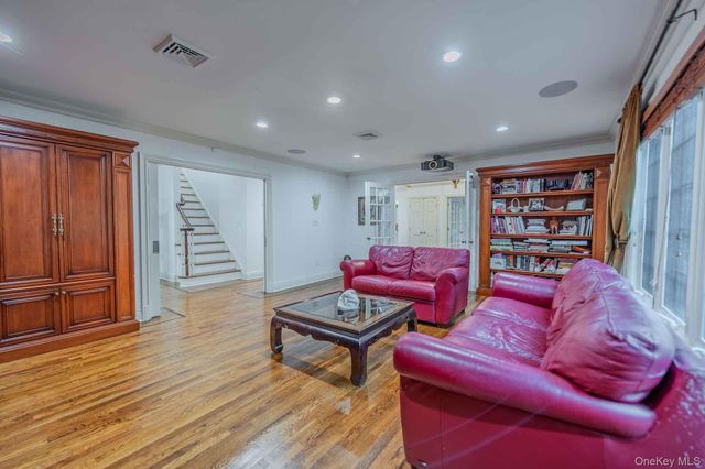 20 Astro Place, Dix Hills, NY 11746
