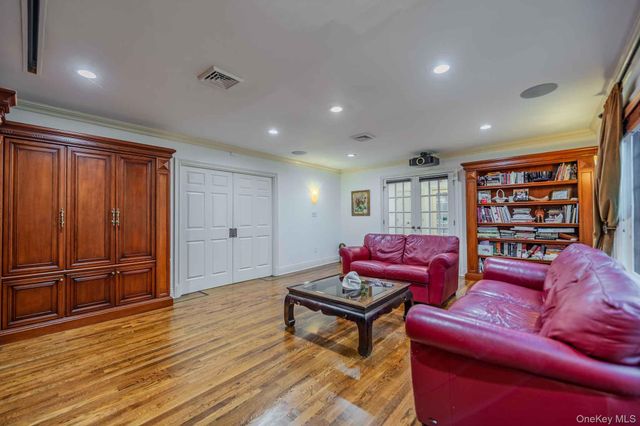 20 Astro Place, Dix Hills, NY 11746
