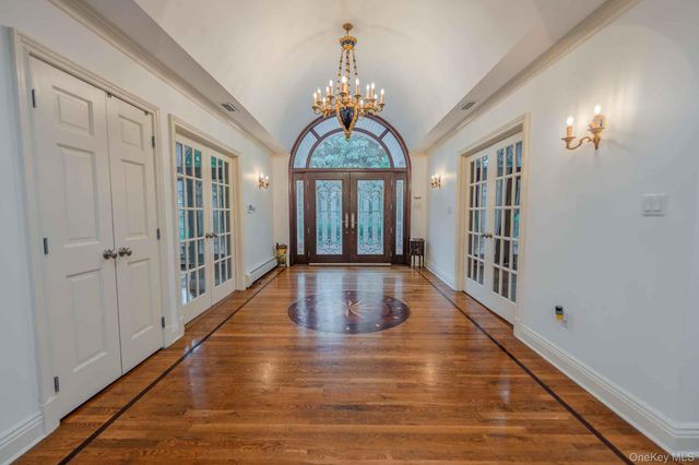 20 Astro Place, Dix Hills, NY 11746