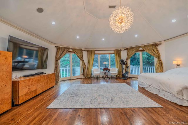 20 Astro Place, Dix Hills, NY 11746
