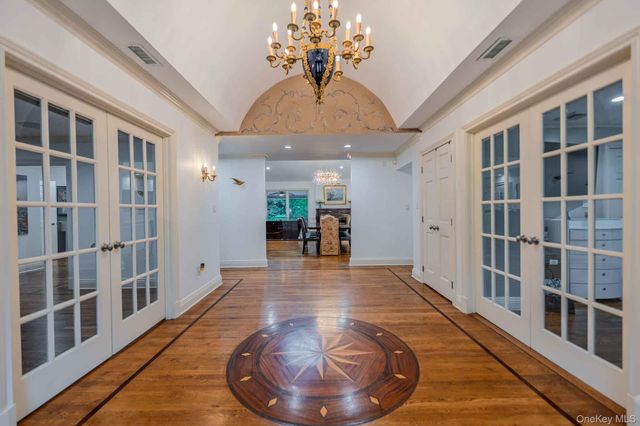 20 Astro Place, Dix Hills, NY 11746