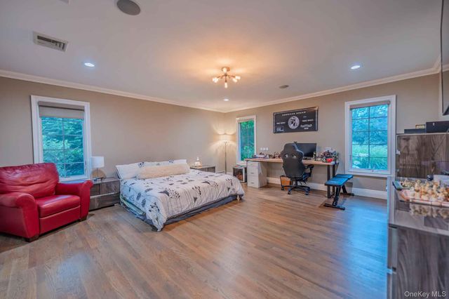 20 Astro Place, Dix Hills, NY 11746