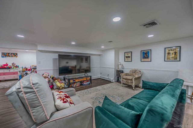 20 Astro Place, Dix Hills, NY 11746