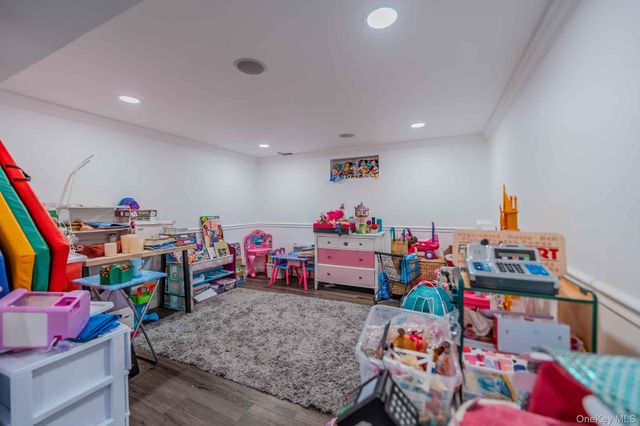 20 Astro Place, Dix Hills, NY 11746