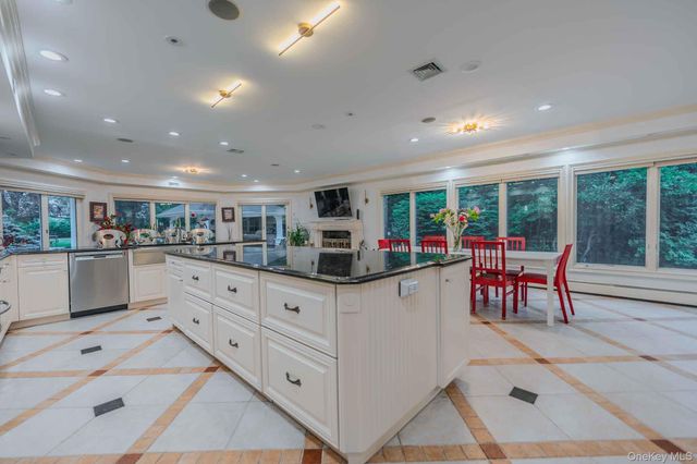20 Astro Place, Dix Hills, NY 11746