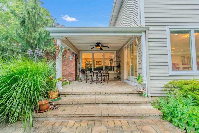 20 Astro Place, Dix Hills, NY 11746