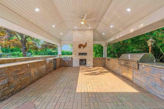 20 Astro Place, Dix Hills, NY 11746