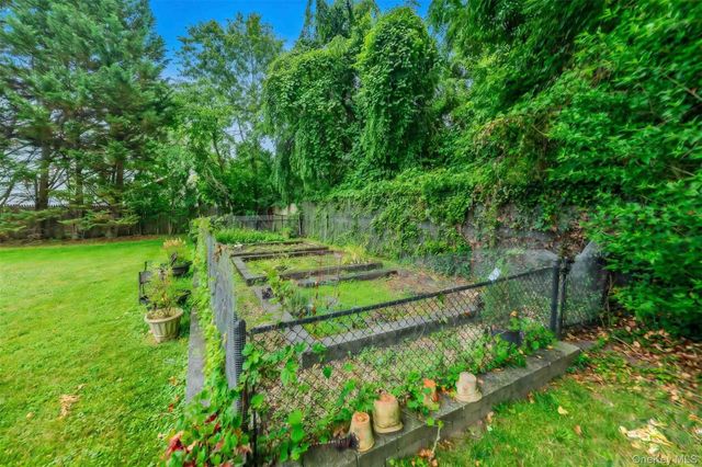20 Astro Place, Dix Hills, NY 11746
