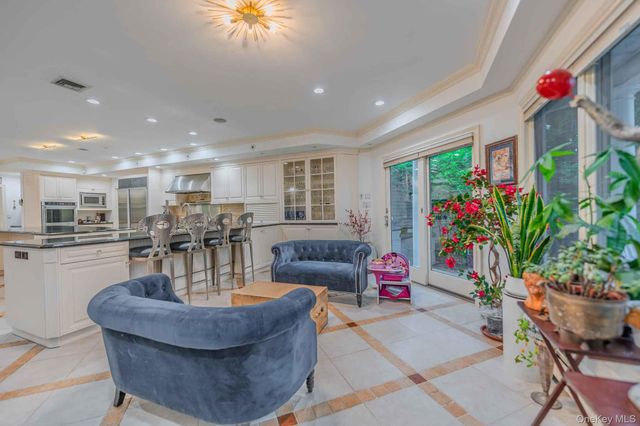 20 Astro Place, Dix Hills, NY 11746