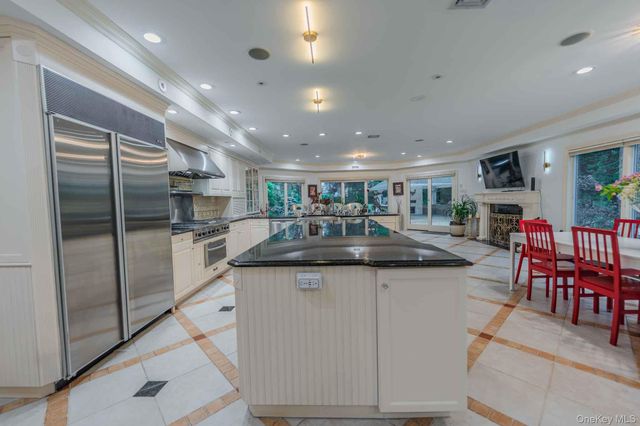 20 Astro Place, Dix Hills, NY 11746