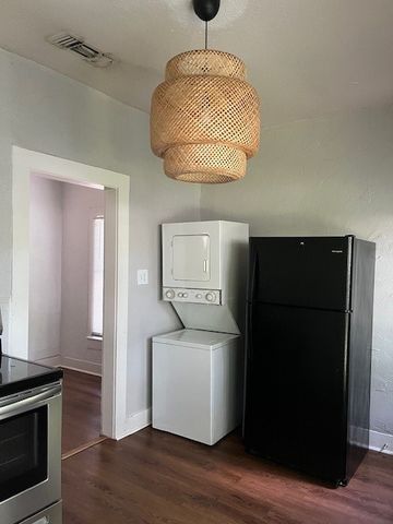 1456 W Allen Avenue, Fort Worth, TX 76110