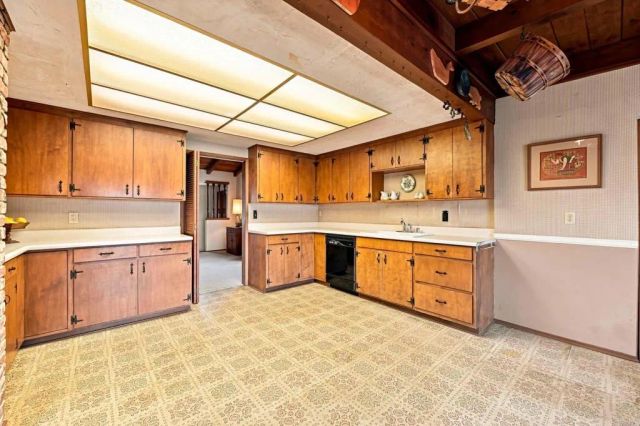 1045 Warmlands Avenue, Vista, CA 92084
