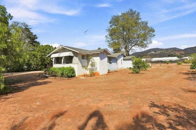 1045 Warmlands Avenue, Vista, CA 92084