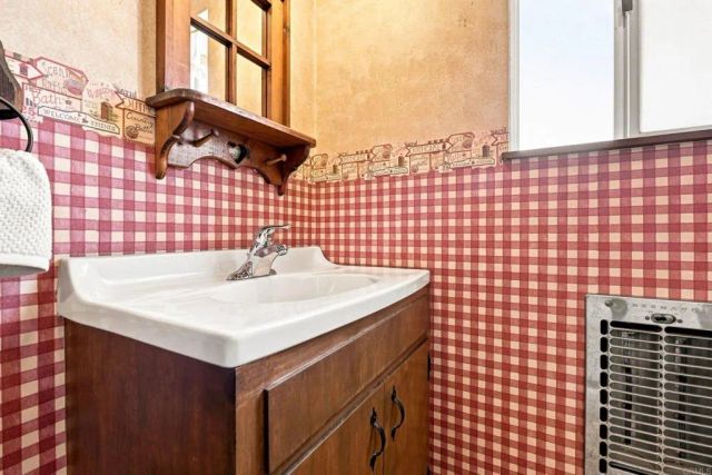 1045 Warmlands Avenue, Vista, CA 92084