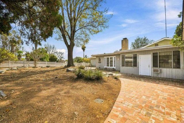1045 Warmlands Avenue, Vista, CA 92084