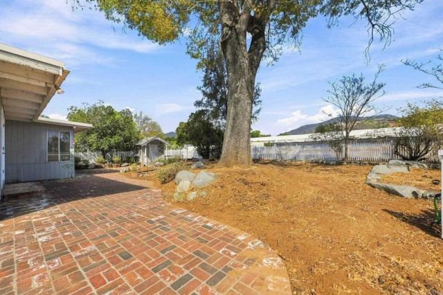 1045 Warmlands Avenue, Vista, CA 92084
