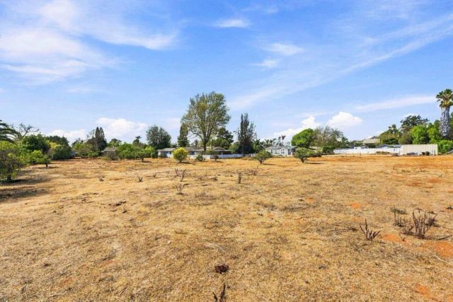 1045 Warmlands Avenue, Vista, CA 92084