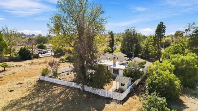 1045 Warmlands Avenue, Vista, CA 92084