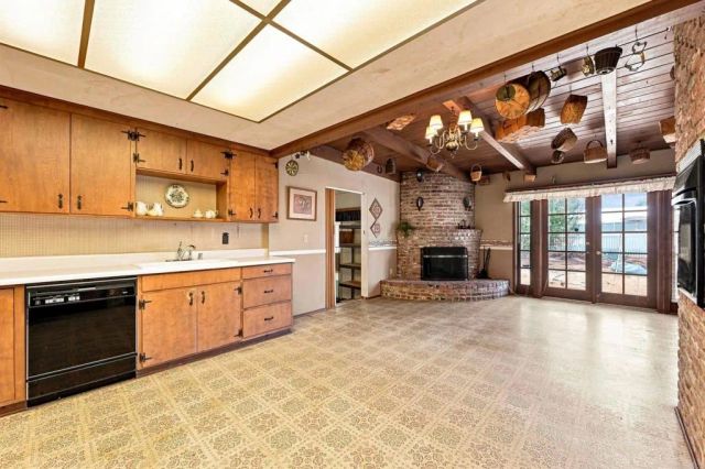 1045 Warmlands Avenue, Vista, CA 92084