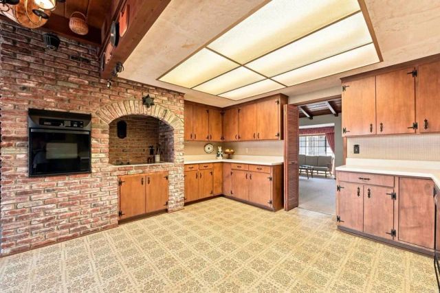 1045 Warmlands Avenue, Vista, CA 92084