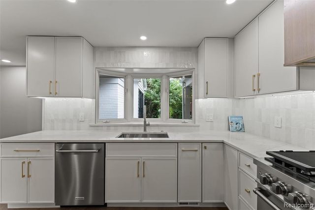 4154 Nearbrook Road, Bloomfield Hills, MI 48302