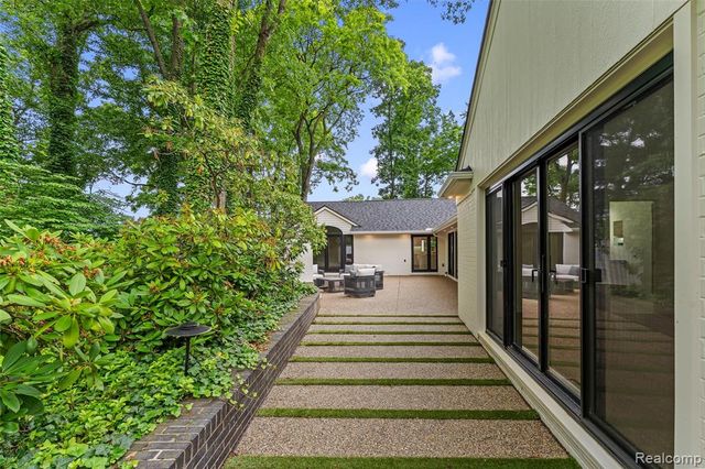4154 Nearbrook Road, Bloomfield Hills, MI 48302