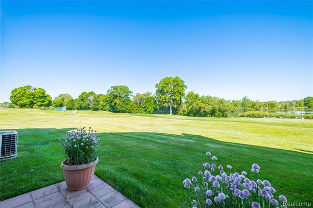 243 Oak Ridge Drive, Pontiac, MI 48341