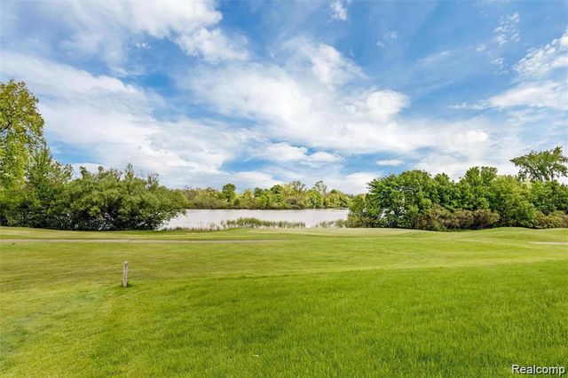 243 Oak Ridge Drive, Pontiac, MI 48341