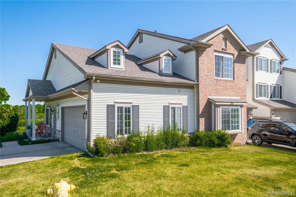 243 Oak Ridge Drive, Pontiac, MI 48341