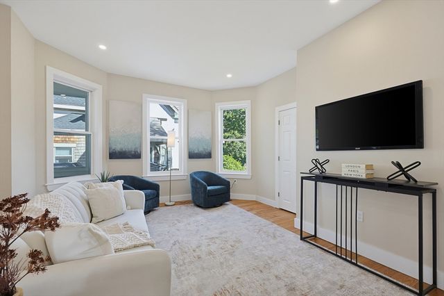 26 Pleasant St, Beverly, MA 01915