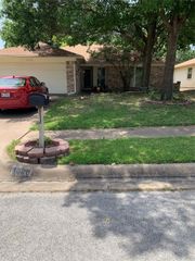 1325 N Creek Drive, Saginaw, TX 76179