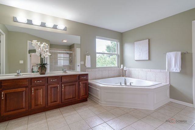 1575 McClellan Drive, Lindenhurst, IL 60046