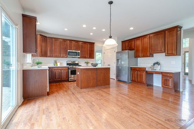 1575 McClellan Drive, Lindenhurst, IL 60046