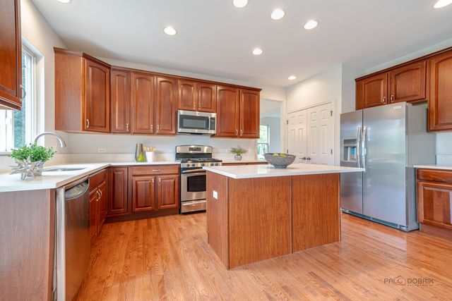 1575 McClellan Drive, Lindenhurst, IL 60046