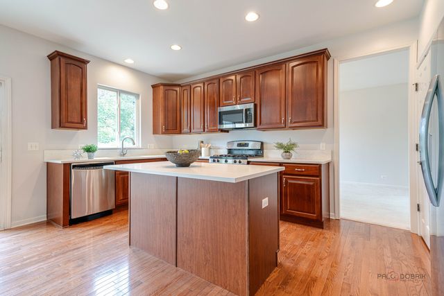1575 McClellan Drive, Lindenhurst, IL 60046