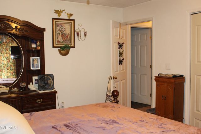 1704 Balls Chapel Road, Rose Hill, VA 24281